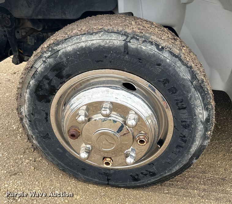 image for item EJ2724 2004 International  3200 shuttle bus