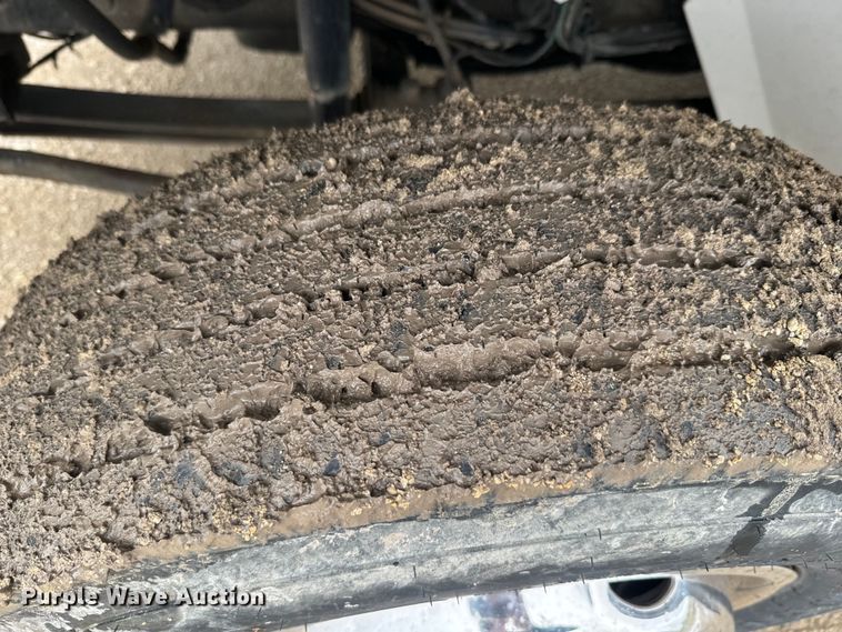 image for item EJ2724 2004 International  3200 shuttle bus