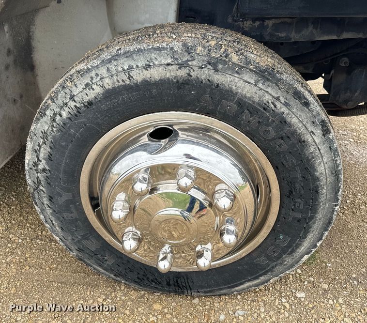 image for item EJ2724 2004 International  3200 shuttle bus