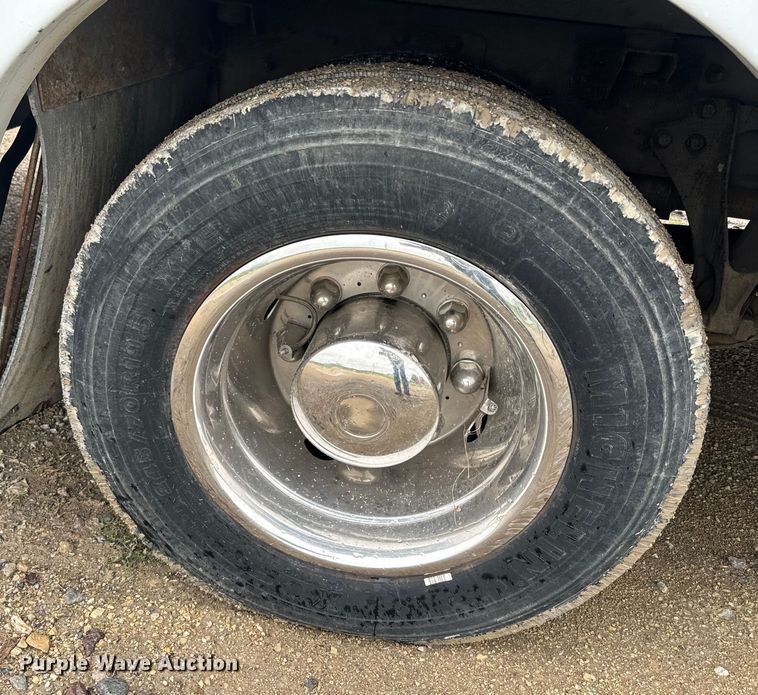 image for item EJ2724 2004 International  3200 shuttle bus