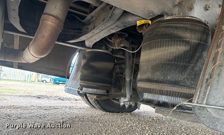 image for item EJ2724 2004 International  3200 shuttle bus