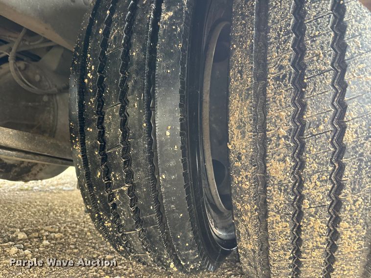 image for item EJ2724 2004 International  3200 shuttle bus