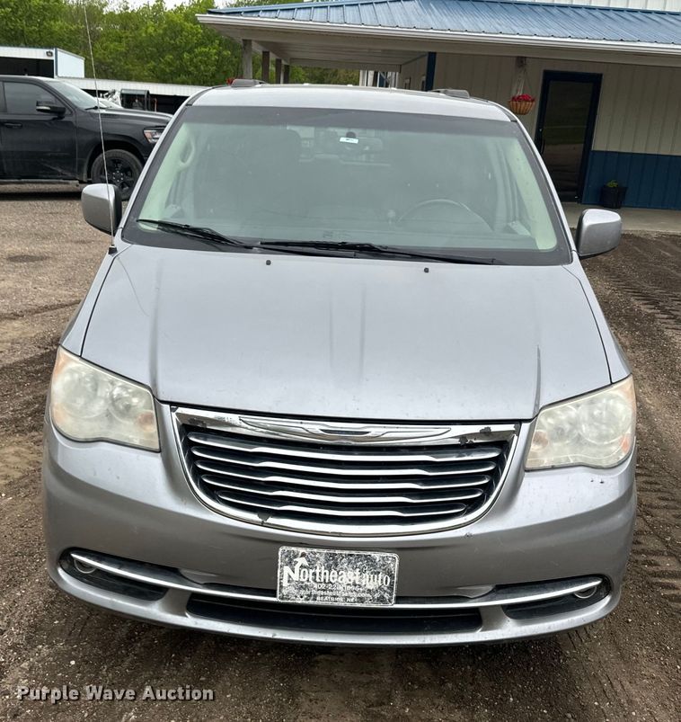 image for item EJ2753 2014 Chrysler Town & Country van