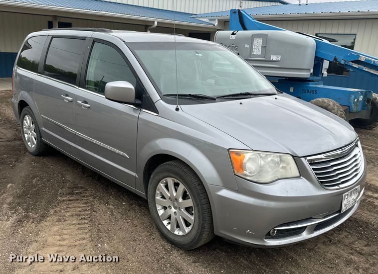 image for item EJ2753 2014 Chrysler Town & Country van
