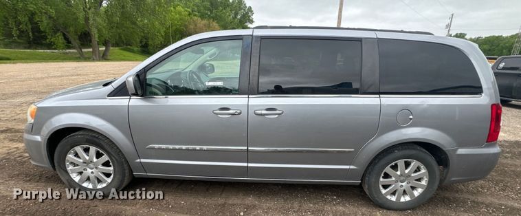 image for item EJ2753 2014 Chrysler Town & Country van