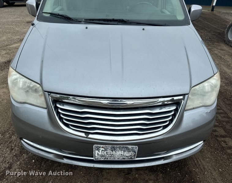 image for item EJ2753 2014 Chrysler Town & Country van
