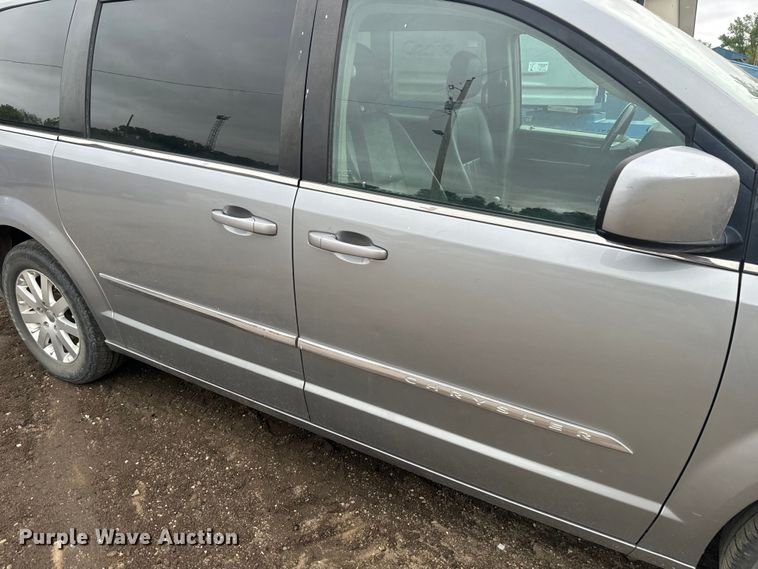 image for item EJ2753 2014 Chrysler Town & Country van