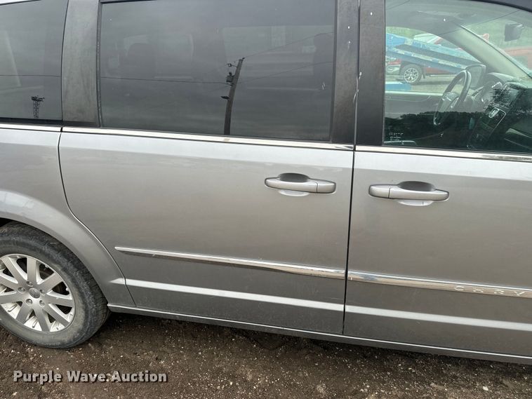 image for item EJ2753 2014 Chrysler Town & Country van