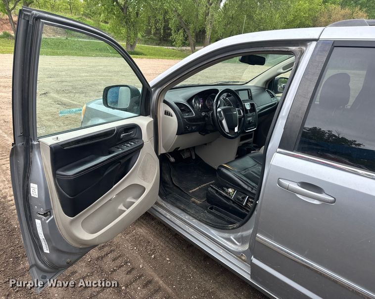 image for item EJ2753 2014 Chrysler Town & Country van