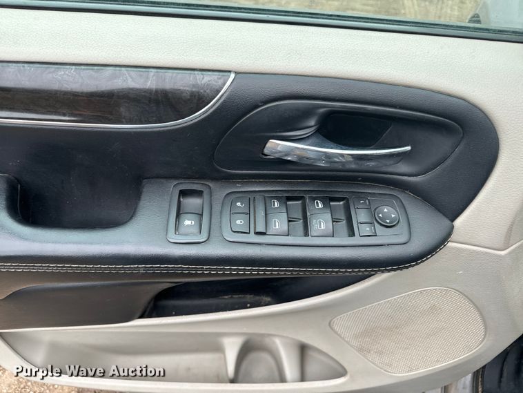 image for item EJ2753 2014 Chrysler Town & Country van