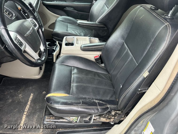 image for item EJ2753 2014 Chrysler Town & Country van