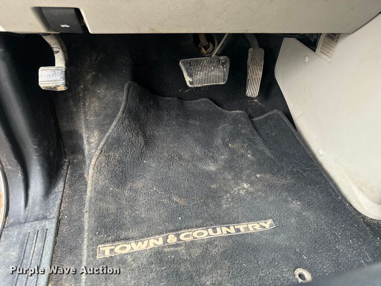 image for item EJ2753 2014 Chrysler Town & Country van