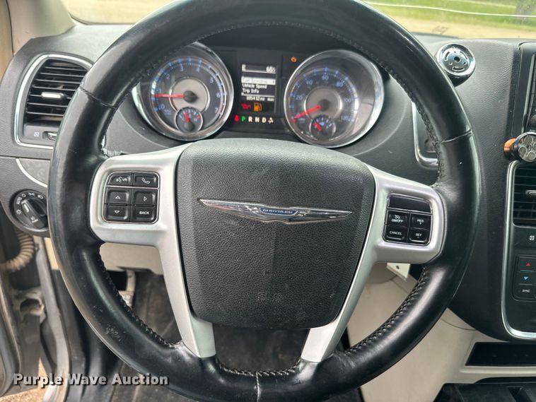 image for item EJ2753 2014 Chrysler Town & Country van
