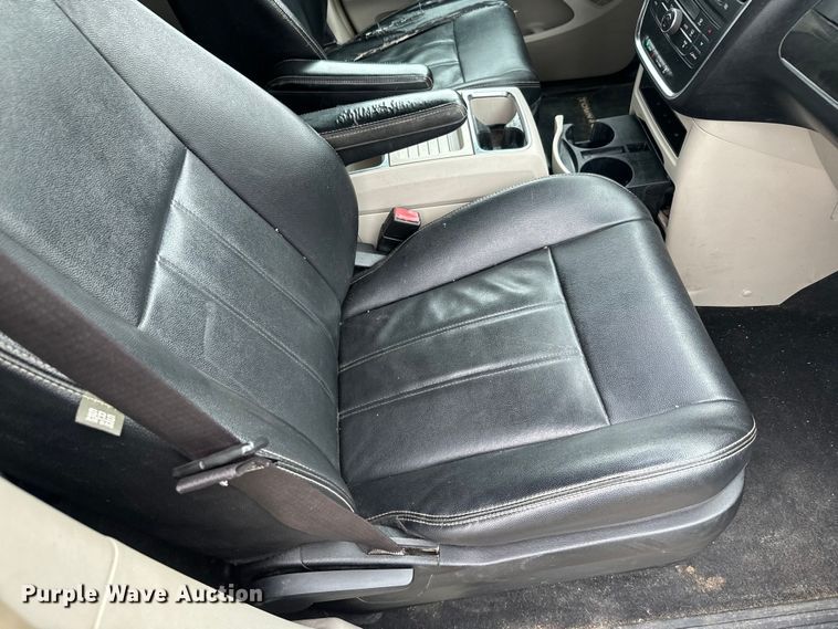 image for item EJ2753 2014 Chrysler Town & Country van
