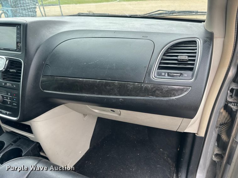 image for item EJ2753 2014 Chrysler Town & Country van