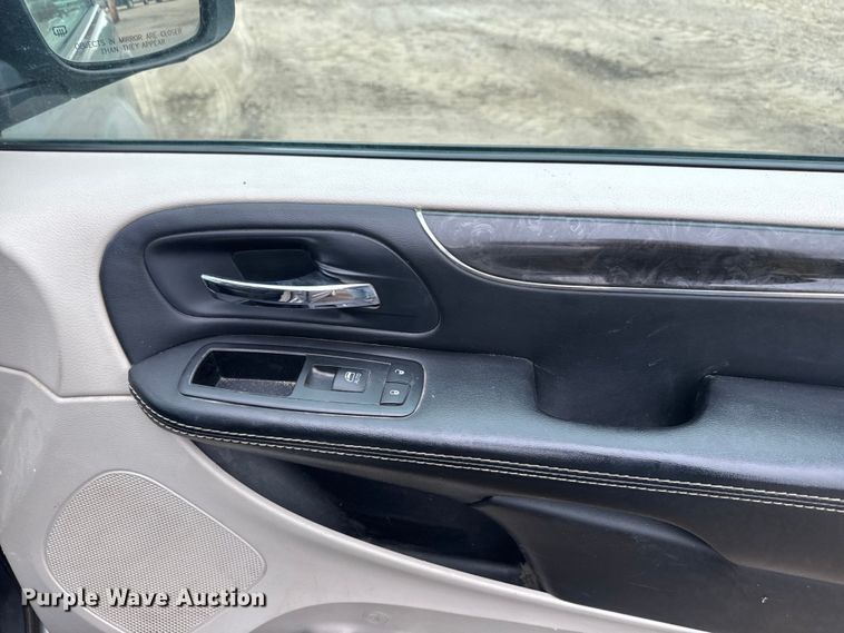 image for item EJ2753 2014 Chrysler Town & Country van