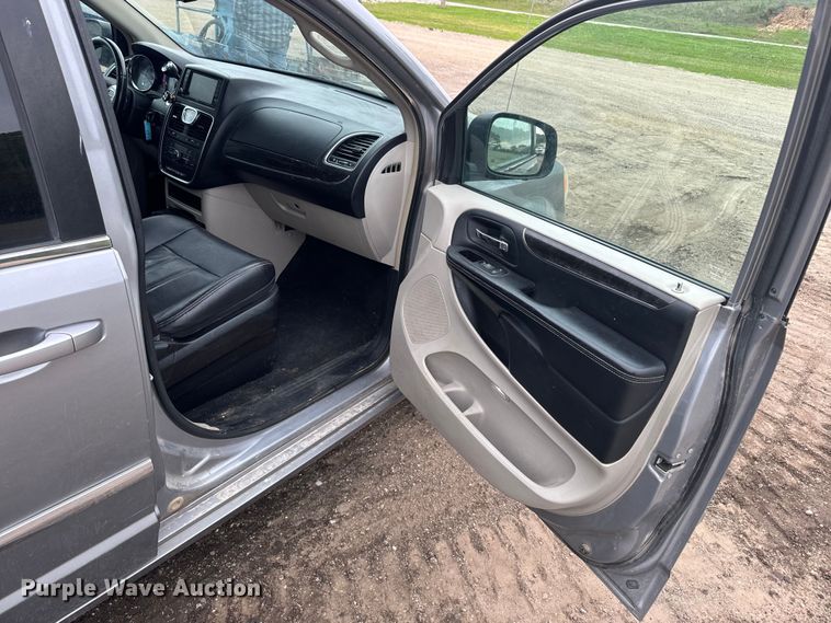 image for item EJ2753 2014 Chrysler Town & Country van