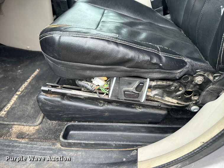 image for item EJ2753 2014 Chrysler Town & Country van