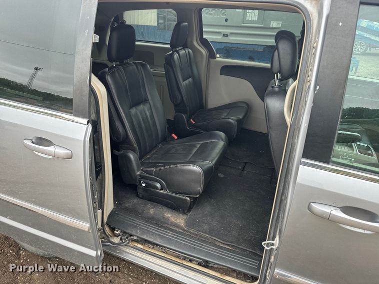 image for item EJ2753 2014 Chrysler Town & Country van