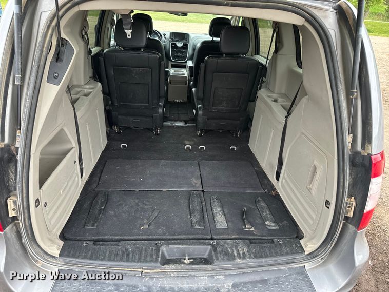 image for item EJ2753 2014 Chrysler Town & Country van