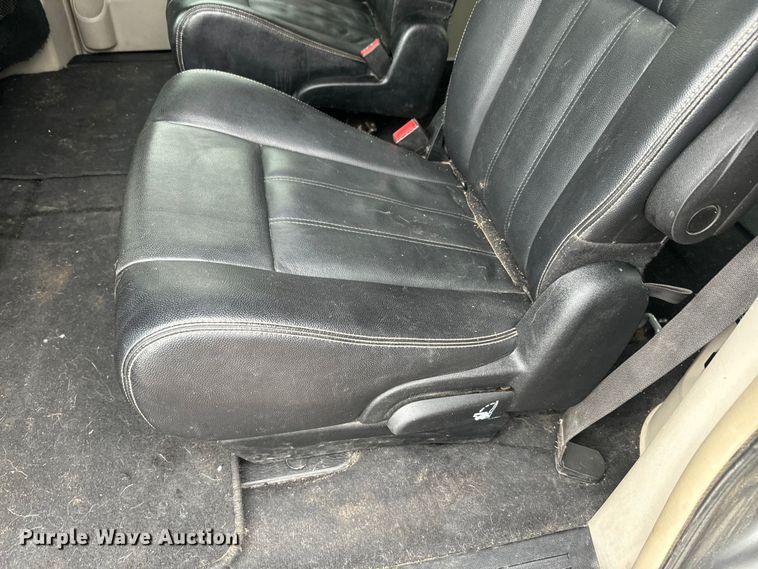 image for item EJ2753 2014 Chrysler Town & Country van