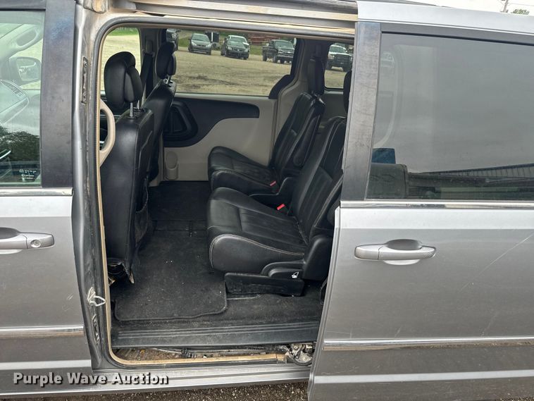 image for item EJ2753 2014 Chrysler Town & Country van