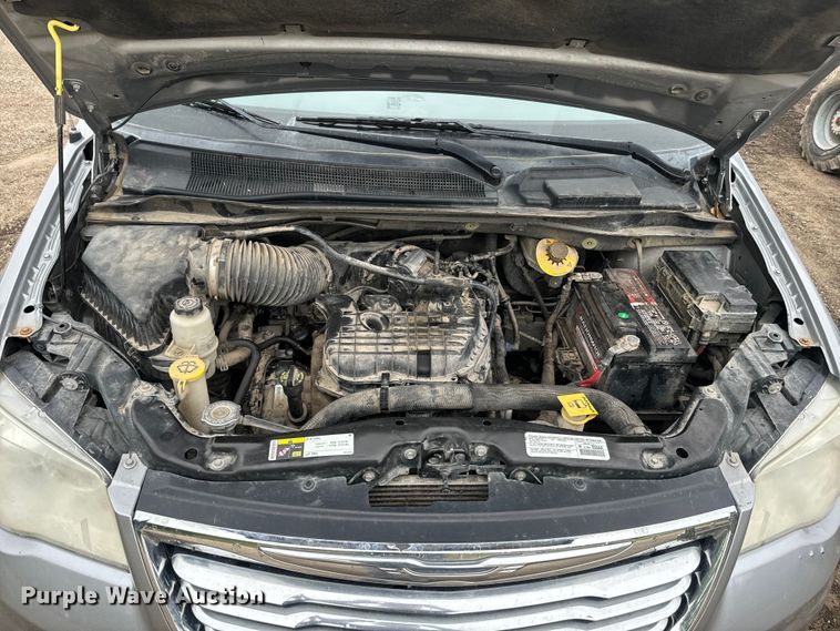 image for item EJ2753 2014 Chrysler Town & Country van
