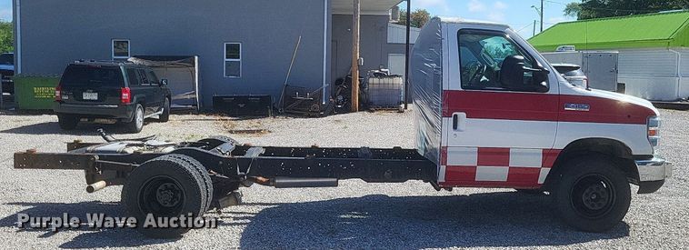 image for item EJ7953 2016 Ford E450 Super Duty van cab and chassis