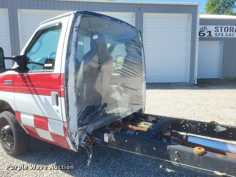 image for item EJ7953 2016 Ford E450 Super Duty van cab and chassis