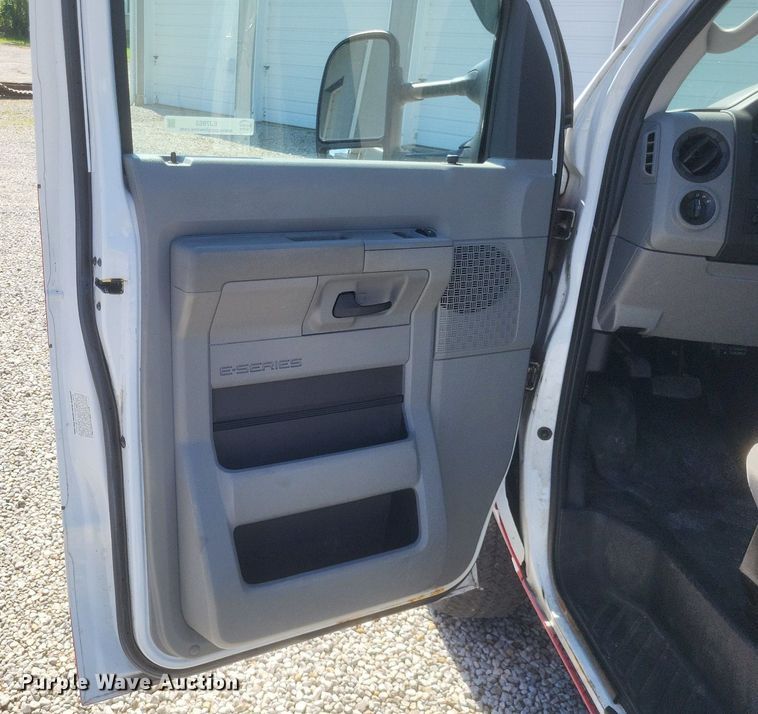 image for item EJ7953 2016 Ford E450 Super Duty van cab and chassis