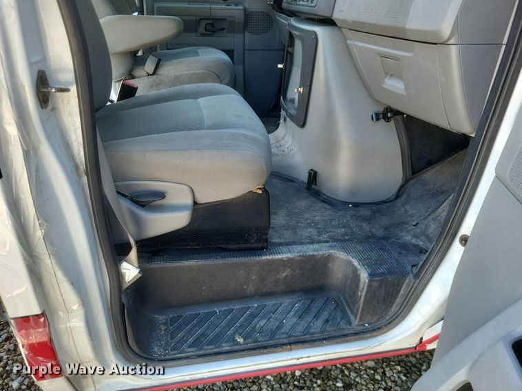 image for item EJ7953 2016 Ford E450 Super Duty van cab and chassis