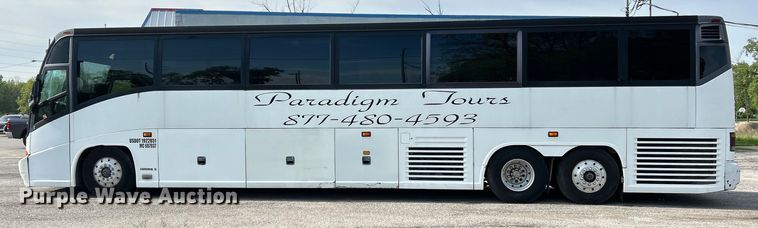 image for item EK4552 2001 MCI E4500 coach bus