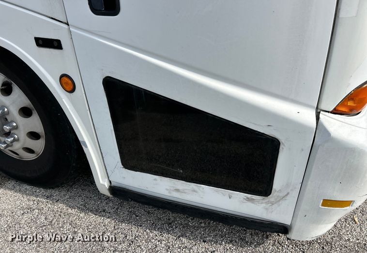 image for item EK4552 2001 MCI E4500 coach bus