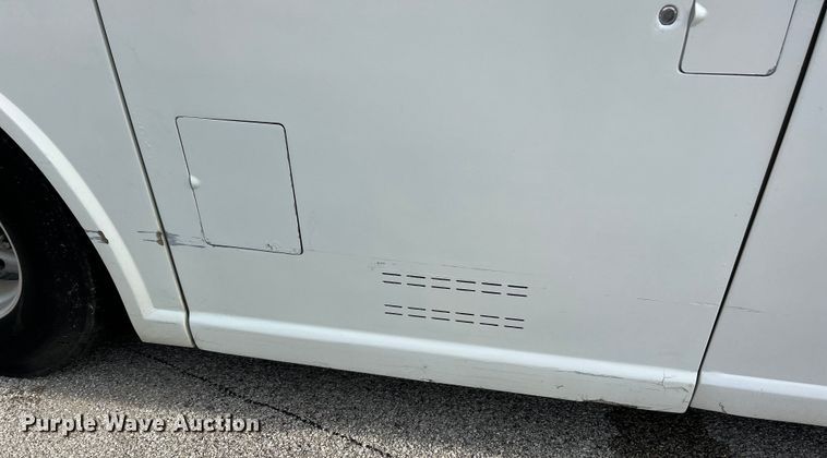 image for item EK4552 2001 MCI E4500 coach bus