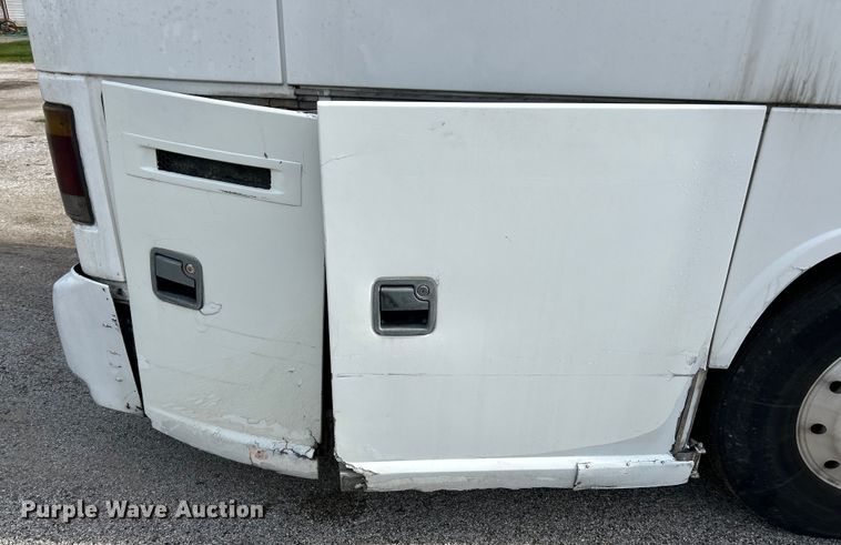 image for item EK4552 2001 MCI E4500 coach bus