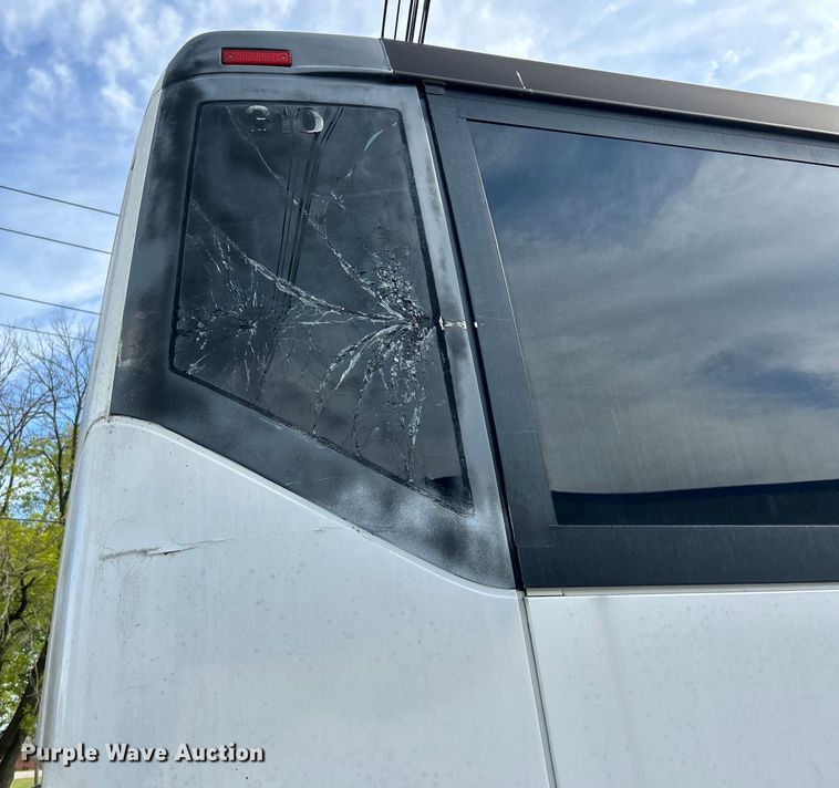 image for item EK4552 2001 MCI E4500 coach bus