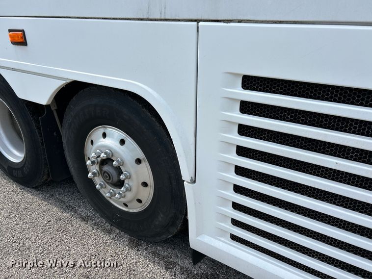 image for item EK4552 2001 MCI E4500 coach bus