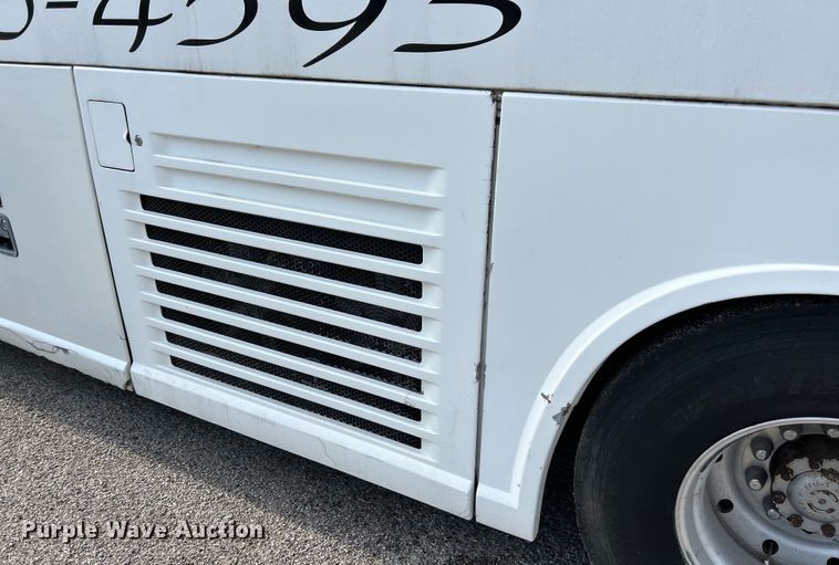 image for item EK4552 2001 MCI E4500 coach bus