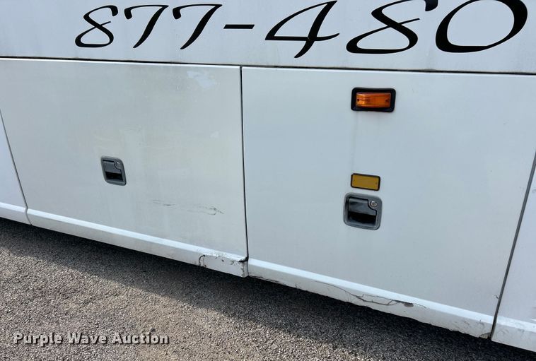 image for item EK4552 2001 MCI E4500 coach bus