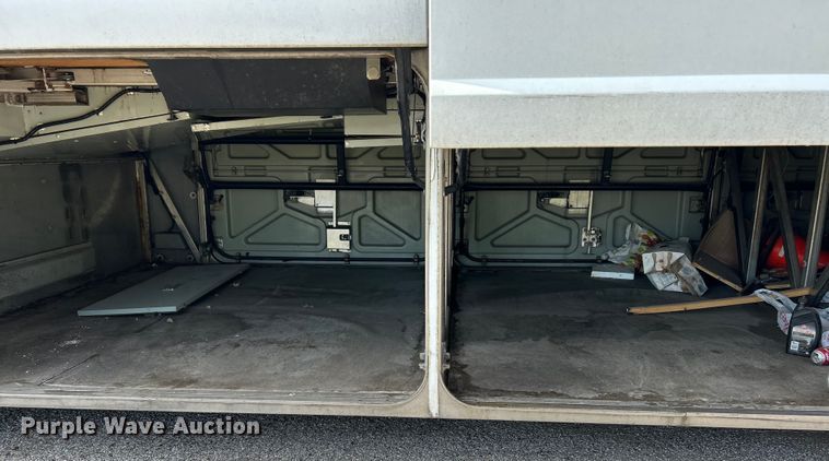 image for item EK4552 2001 MCI E4500 coach bus