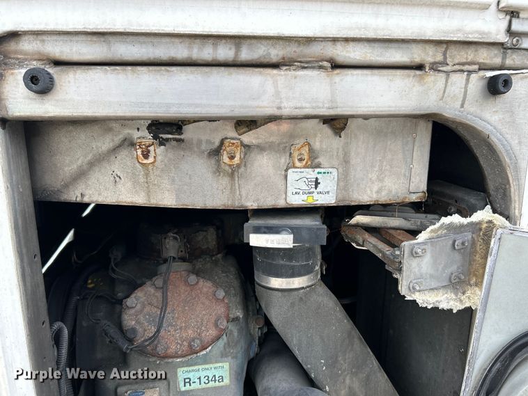 image for item EK4552 2001 MCI E4500 coach bus