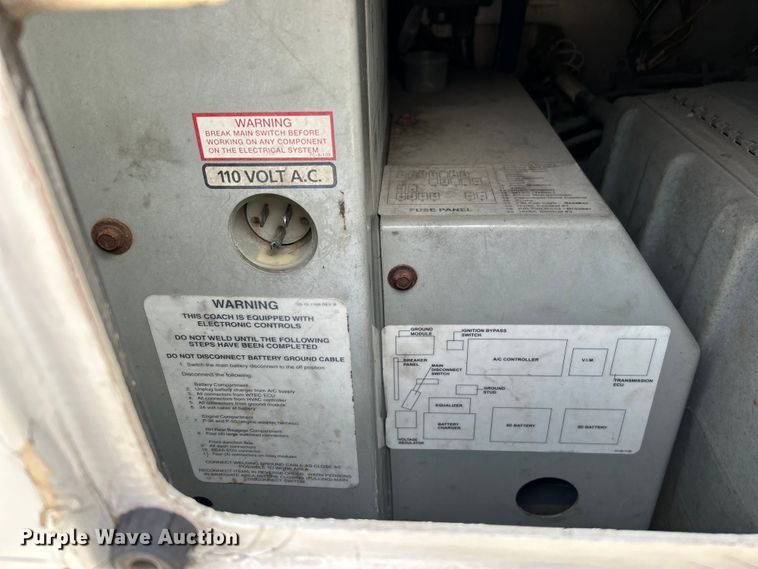 image for item EK4552 2001 MCI E4500 coach bus