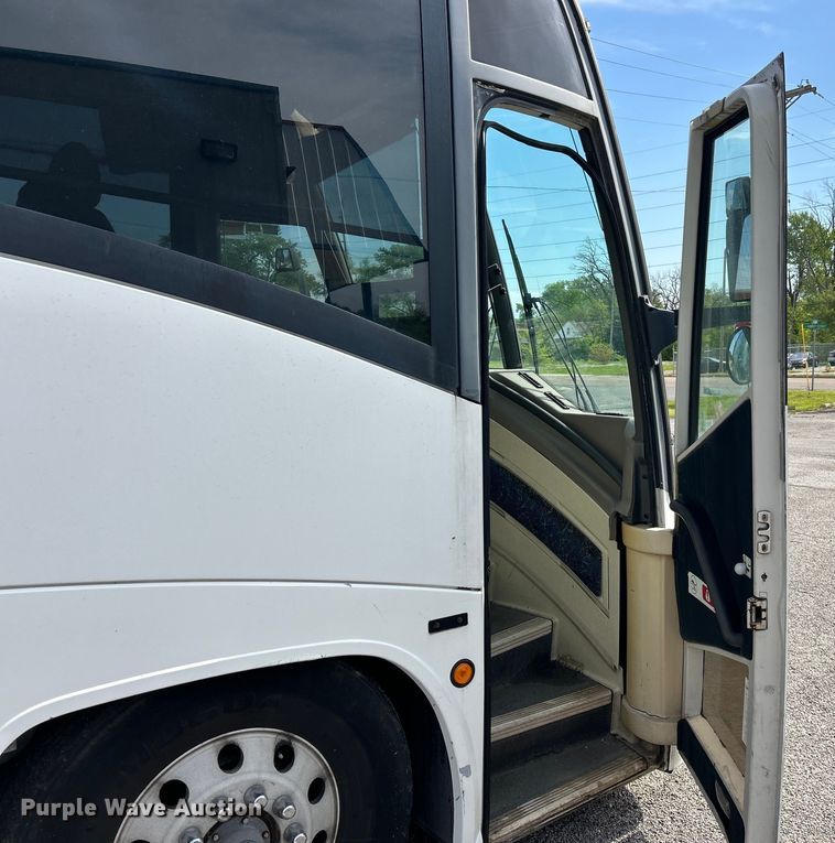 image for item EK4552 2001 MCI E4500 coach bus