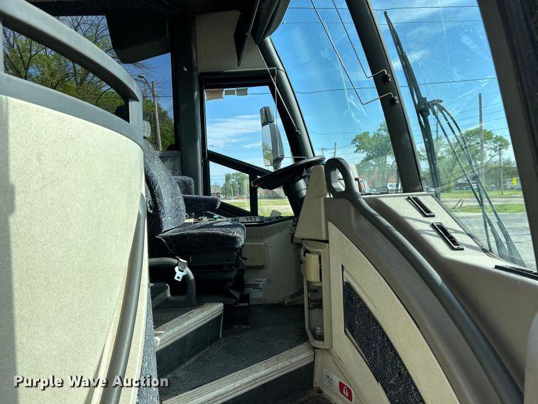 image for item EK4552 2001 MCI E4500 coach bus