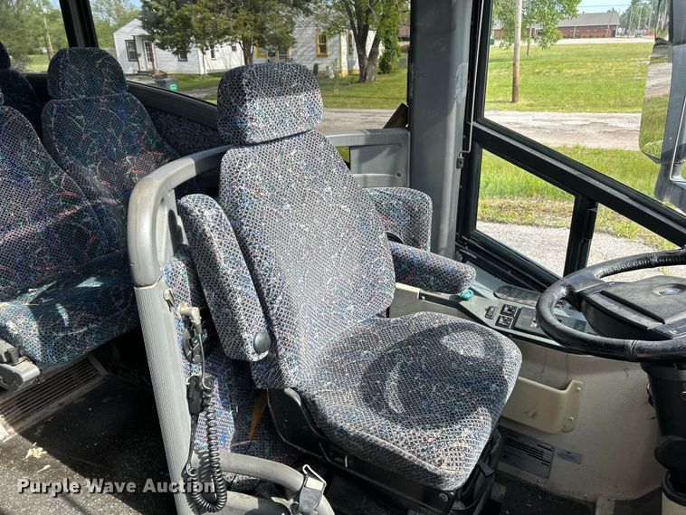 image for item EK4552 2001 MCI E4500 coach bus