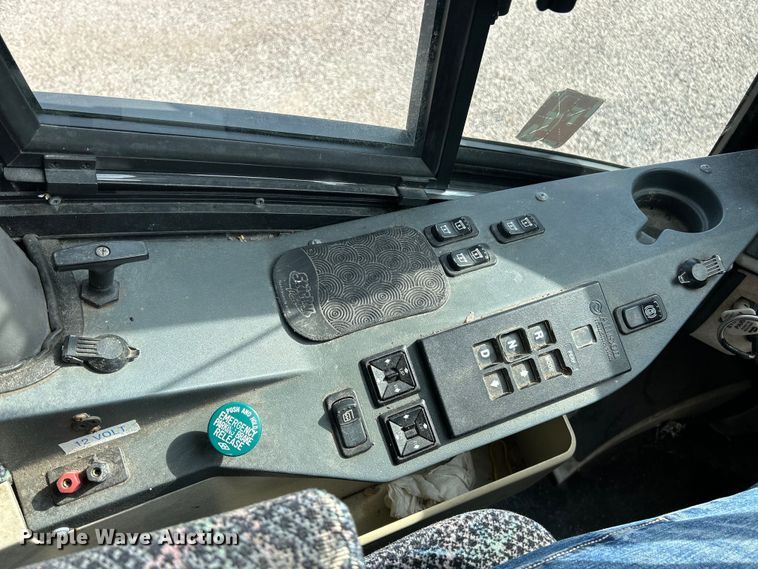 image for item EK4552 2001 MCI E4500 coach bus