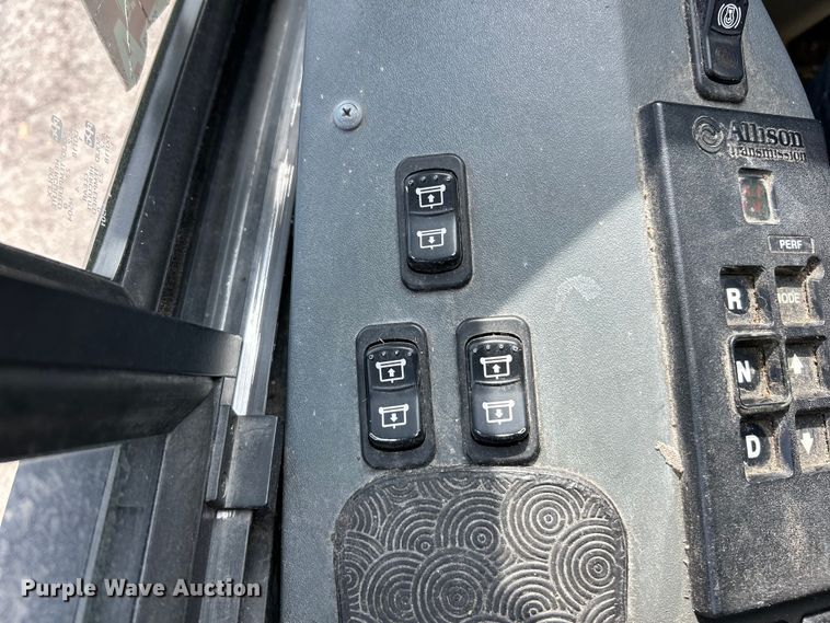 image for item EK4552 2001 MCI E4500 coach bus