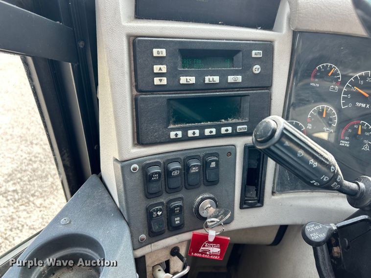 image for item EK4552 2001 MCI E4500 coach bus