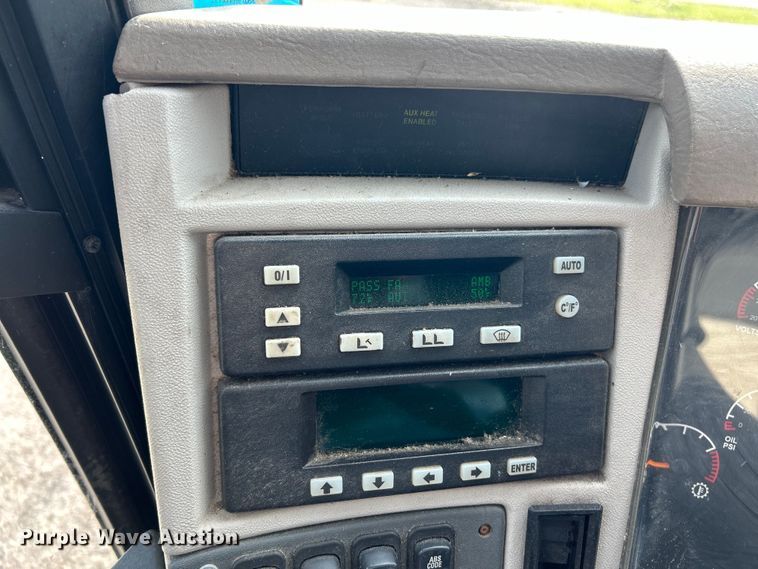 image for item EK4552 2001 MCI E4500 coach bus