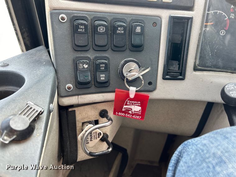 image for item EK4552 2001 MCI E4500 coach bus